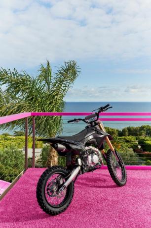 puedes reservar la casa de ensueño malibu de barbie en airbnb