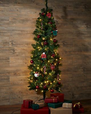 Árbol de Navidad de pino delgado preiluminado de 6 pies