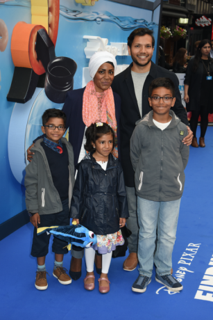 Nadiya Hussain (2ndL) e invitados llegan para el estreno británico de 'Finding Dory' en Odeon Leicester Square el 10 de julio de 2016 en Londres, Inglaterra. (Foto de Dave J Hogan / Dave Hogan / Getty Images)