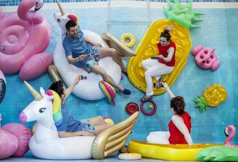 Instalación de verano junto a la piscina de John Lewis x Sunnylife en John Lewis Oxford Street