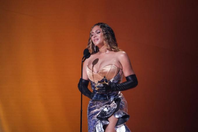 los ángeles, california 5 de febrero beyonce acepta el premio al mejor álbum de música danceelectronic por renacimiento en el escenario durante la 65a. premios grammy en cryptocom arena el 5 de febrero de 2023 en los ángeles, california foto de robert gauthier los angeles times via getty imágenes