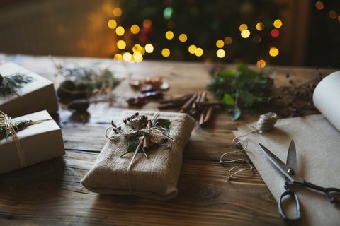 Regalo de Navidad artesanal sobre mesa de madera marrón