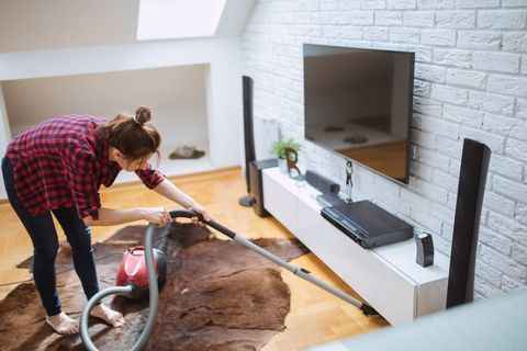 Mujer limpiando la casa