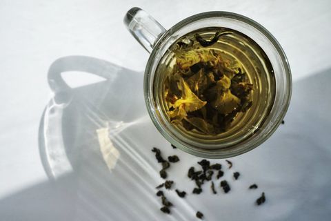 Té de menta fresca bebida herbaria aislado sobre fondo blanco.