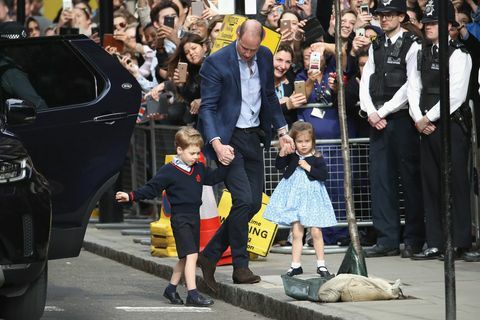 el príncipe william trae a george y charlotte al hospital