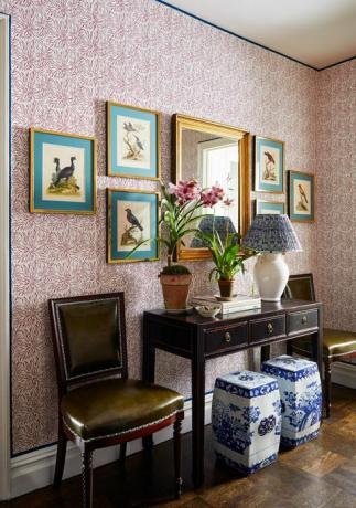 vestíbulo, papel tapiz floral rojo, mesa auxiliar de madera, plantas