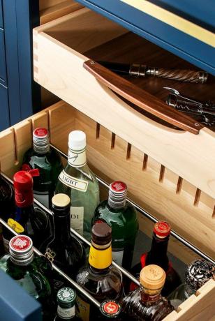 vino y alcohol almacenados en el cajón