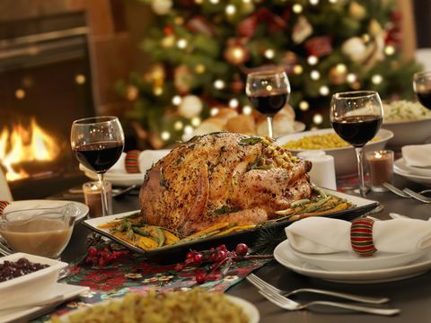 Cena navideña de pavo con arándano, aderezo de salvia, nueces confitadas con arándanos y romero