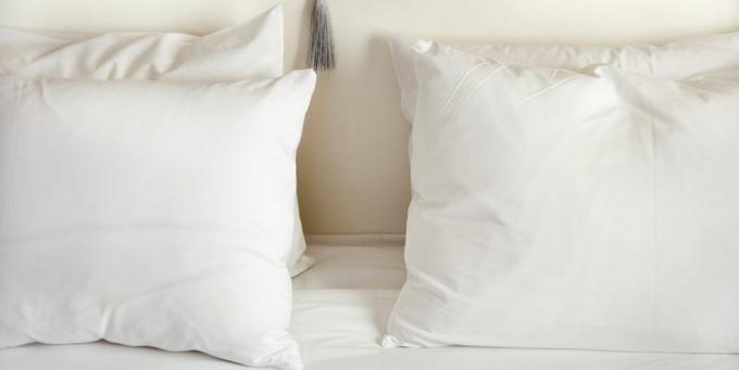 almohadas blancas en la cama