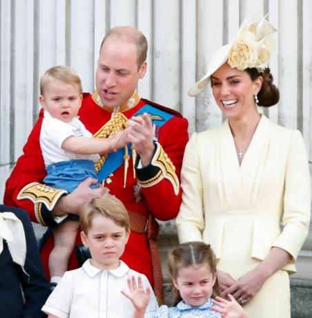 londres, reino unido 08 de junio embargado para su publicación en periódicos británicos hasta 24 horas después de la fecha y hora de creación príncipe william, duque de cambridge, catherine, duquesa de cambridge, el príncipe louis de cambridge, el príncipe jorge de cambridge y la princesa charlotte de cambridge se paran en el balcón del palacio de buckingham durante trooping the color, el desfile anual de cumpleaños de reinas, el 8 de junio de 2019 en londres, inglaterra, se cree que se realizó por primera vez la ceremonia anual en la que participaron más de 1400 guardias y caballería durante el reinado del rey carlos ii, el desfile marca el cumpleaños oficial del soberano, aunque el cumpleaños real de la reina es el 21 de abril foto de max mumbyindigogetty imágenes