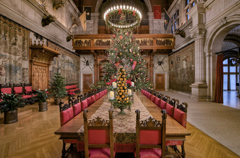 la mesa de comedor interior de la mansión de la compañía biltmore con árbol de navidad