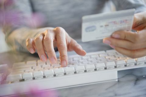 Mujer de compras online con tarjeta de crédito