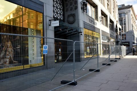 londres, reino unido 12 de febrero de 2021 topshop ahora es parte de asos, la tienda insignia de oxford street ahora está vallada y vaciada