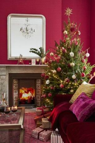 Casa de diciembre / enero Hermosa portada: esquema de decoración de la sala de estar de Navidad con rojo y oro tradicionales