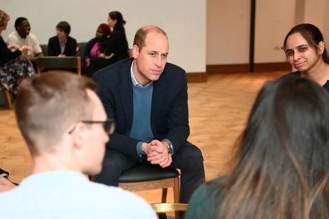 el príncipe guillermo británico, duque de cambridge c habla con becarios de bafta y beneficiarios de becas de bafta durante una visita a la sede recientemente renovada de la academia británica de artes cinematográficas y televisivas bafta en londres el 27 de enero de 2022 foto de paul grover pool afp foto de paul groverpoolafp vía getty images