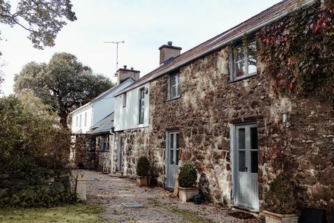 Vea el interior de esta casa de campo de lujo rústico en venta en Gales