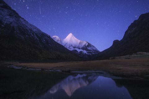 Un meteorito oriónido se bistec sobre la montaña nevada Jampayang en China