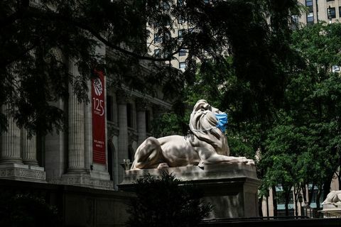 la biblioteca pública de nueva york adorna las estatuas de leones con máscaras faciales