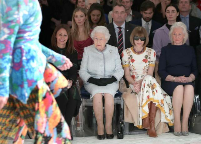 la reina presenta el premio inaugural queen elizabeth ii para el diseño británico en la semana de la moda de londres