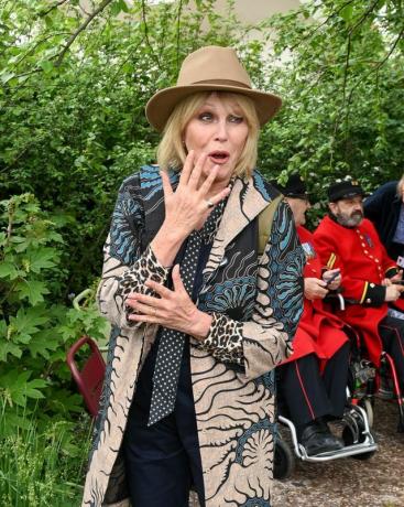 joanna lumley en el chelsea flower show 2023 horatio's garden en rhs chelsea flower show 2023