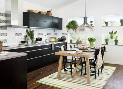 Cocina moderna con mesa de comedor.