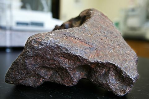 La profesora Monaliza Sirbescu muestra un meteorito.