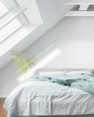 dormitorio blanco minimalista con mucha luz