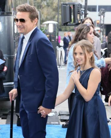 los angeles, california el 11 de abril jeremy renner y ava berlin renner asisten a la serie original de disney rennervations los estreno en angeles en regency village theater el 11 de abril de 2023 en los angeles, california foto de rodin eckenrothfilmmagic