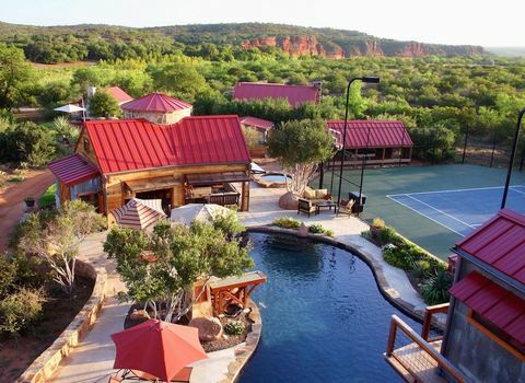 Piscina, tenis, cancha y cabaña en Red Sands Ranch en Texas