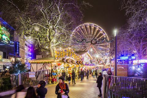 Parque de atracciones en Leicester Square durante el período navideño