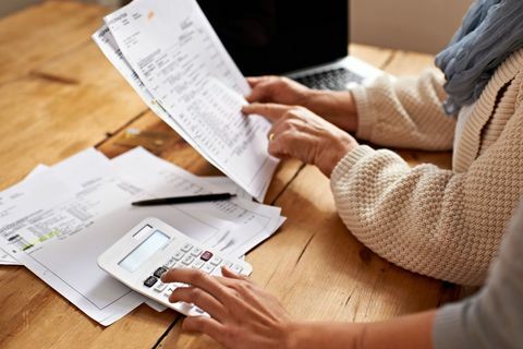 Mujer recibiendo ayuda con sus finanzas