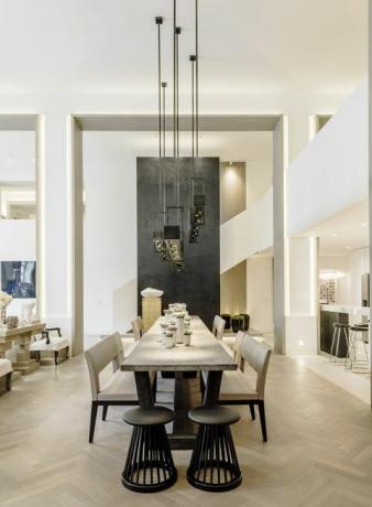 mesa de comedor kelly hoppen con grandes luces colgantes