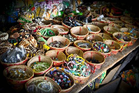 Colorido recuerdo de pulseras coloridas hechas a mano muestra en un mercado local de la ciudad de Kuching, Malasia