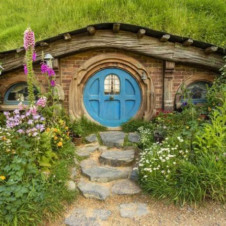 hobbiton del señor de los anillos ya está en airbnb