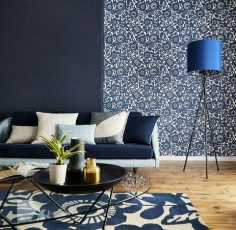 Sala de estar: papel tapiz Kukkia, £ 39 por rollo, Scion. Pared pintada en azul índigo, £ 43 por 2.5L, Sanderson