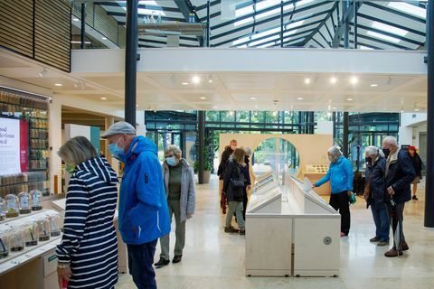 Los huéspedes ven el nuevo centro de ciencias de jardinería en la cima de la colina rhs en el jardín rhs wisley en surrey