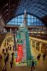 Hay un árbol de Navidad perfumado con fragancia Tiffany de 43 pies en la estación internacional de St Pancras