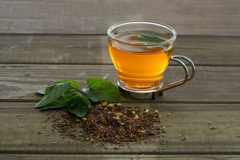 Taza de té rooibos sobre tabla de madera