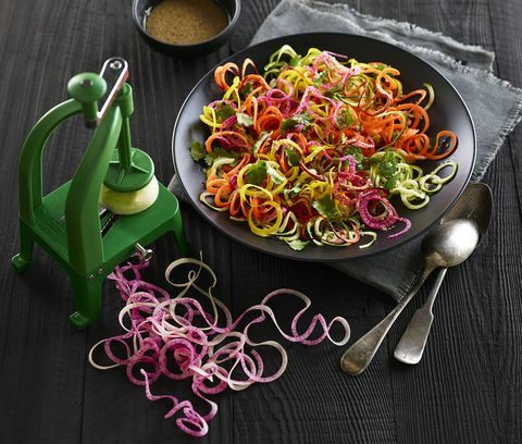 Spiralizer y ensalada espiralizada en negro