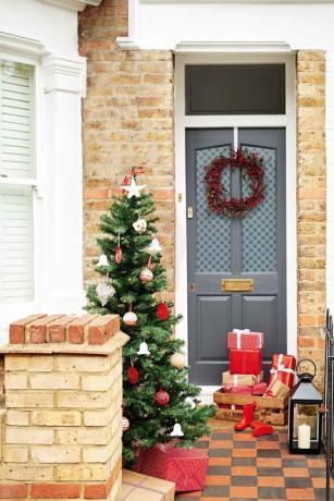 Idea de decoración navideña de la puerta principal de Dulux Weathershield - exterior de la casa - puerta gris