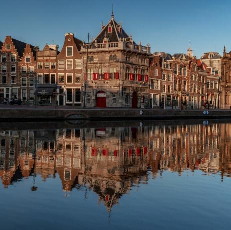 Reflejo de edificios en el agua