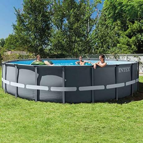 Intex wi 20 pies x 48 pulgadas Piscina redonda con marco de metal Ultra XTR con filtro de arena, escalera, cubierta y paño de tierra con especificaciones de Reino Unido, enchufe de 3 pines, gris