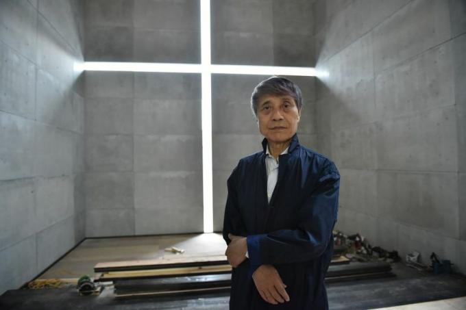 esta fotografía tomada el 20 de septiembre de 2017 muestra al arquitecto japonés tadao ando posando en el centro nacional de arte en tokio el maestro japonés tadao ando tomó una ruta poco convencional hacia la arquitectura, Comenzando como boxeador y camionero de forma completamente autodidacta, su heterodoxa formación no le impidió ganar el premio pritzker, considerado el nobel de la arquitectura, siguiendo en el pasos de personas como richard rogers y zaha hadid foto de kazuhiro nogi afp para ir con arquitectura japonesa ando, entrevista de karyn nishimura poupee foto de kazuhiro nogiafp a través de getty imágenes