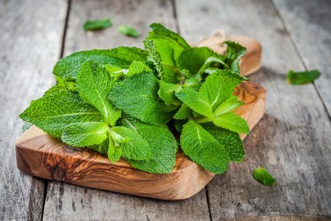 manojo de menta fresca orgánica en tabla de cortar de madera