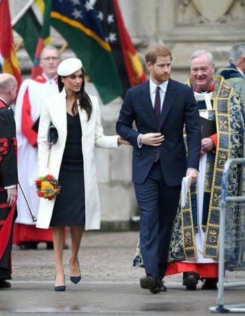 servicio de día de la Commonwealth de bata blanca de Meghan Markle