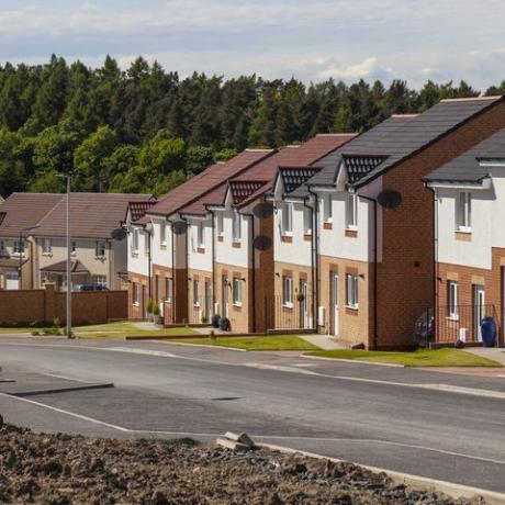 Una hilera de casas recién terminadas en una nueva urbanización en Escocia central