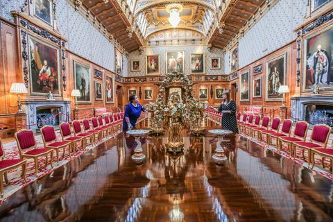 el castillo de windsor presentó las decoraciones navideñas en la cámara de waterloo