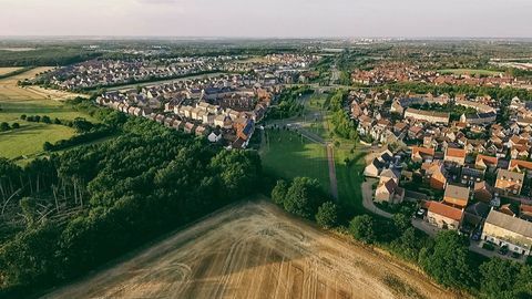 Campo agrícola por ciudad contra el cielo, Milton Keynes