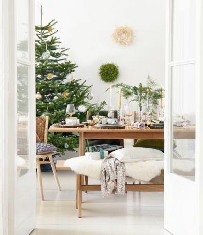 foto de portada, mesa de comedor de madera con un árbol de navidad en la esquina de la habitación