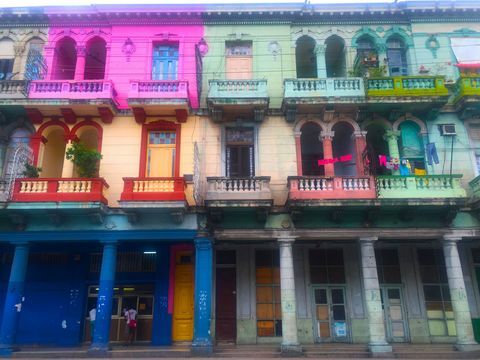 coloridos edificios de apartamentos en La Habana, Cuba travel